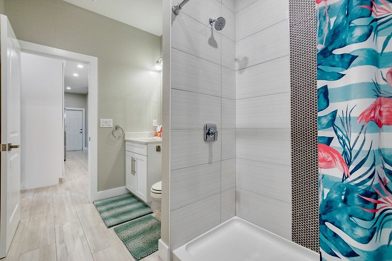 Schönes Badezimmer mit stilvoller Einrichtung und moderner Dusche.