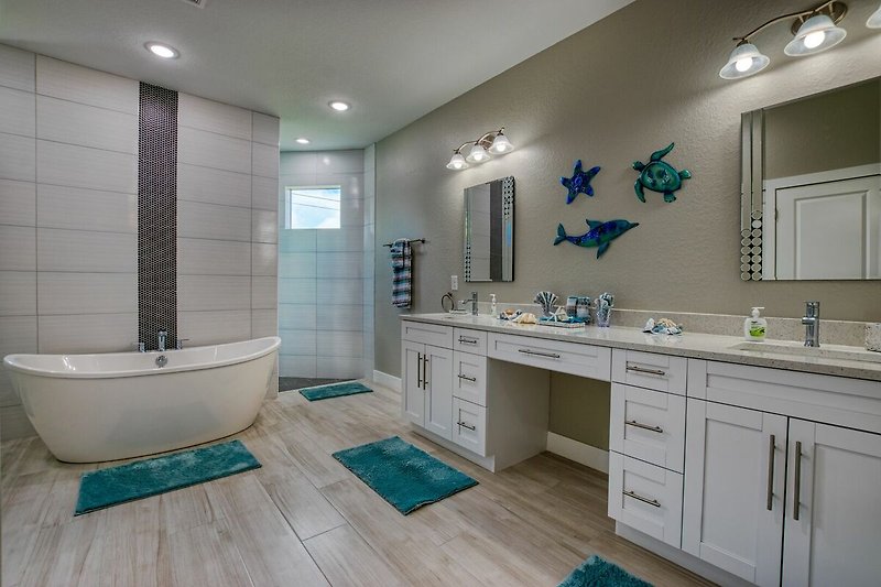 Schönes Badezimmer mit blauer Badewanne und stilvoller Einrichtung.