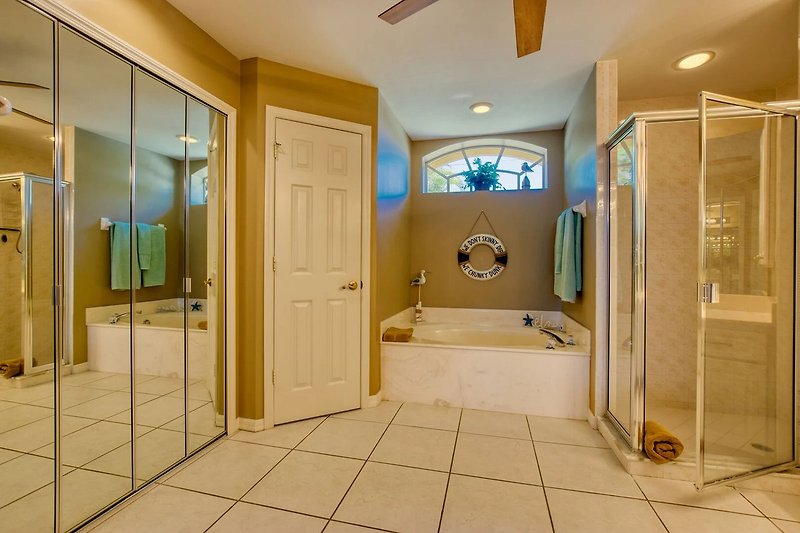 Modernes Badezimmer mit stilvollem Design und hochwertigen Armaturen.