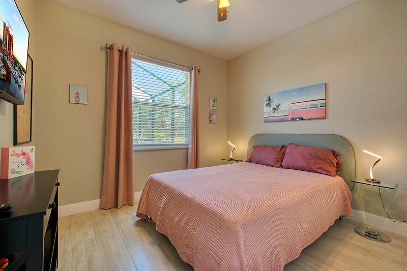 Stilvolles Schlafzimmer mit bequemem Bett und gelber Inneneinrichtung.