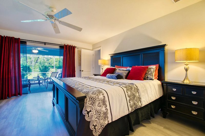 Gemütliches Schlafzimmer mit Holzmöbeln und blauen Vorhängen.
