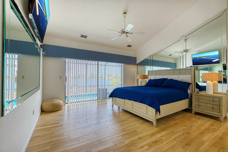 Komfortables Wohnzimmer mit Holzboden und blauer Einrichtung.