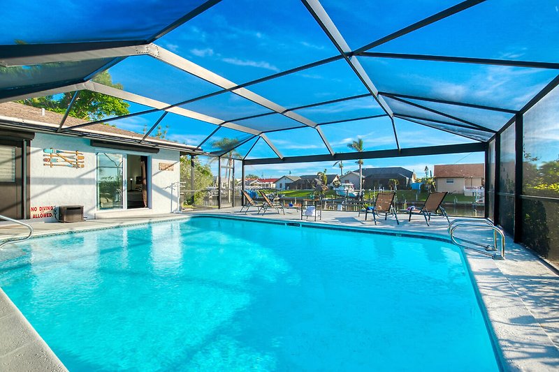 Schwimmbad, Sonnenliegen und Palmen - ein perfekter Ort für Ihren Urlaub.