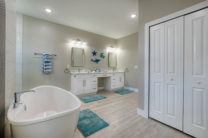Schönes Badezimmer mit Spiegel, Badewanne und stilvoller Einrichtung.