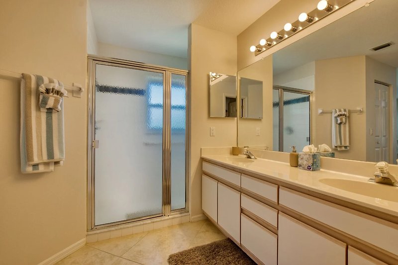 Ein modernes Badezimmer mit elegantem Waschbecken und Spiegel.