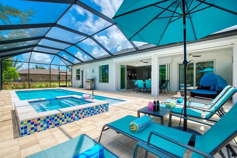 Schönes Ferienhaus mit Pool, blauem Wasser und stilvollem Interieur. Entspannen Sie sich im Schatten mit Blick auf den Garten.