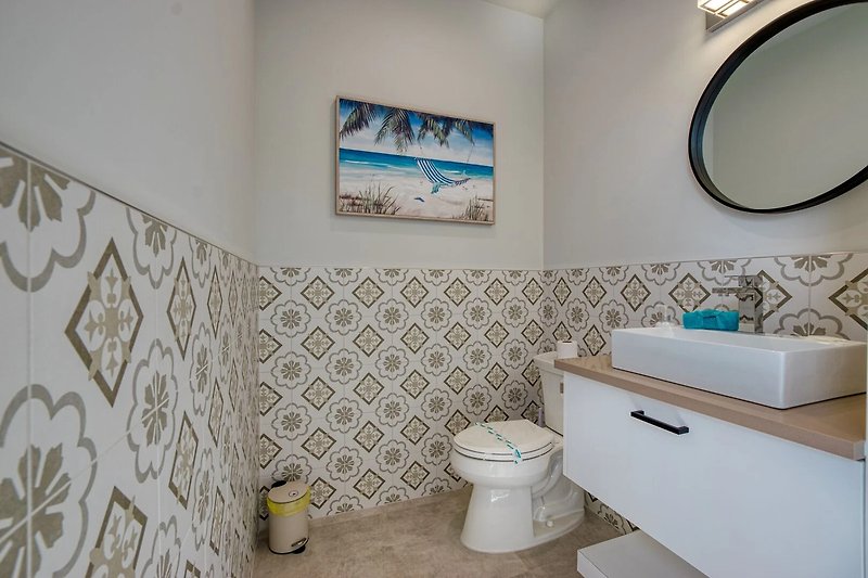 Schönes Badezimmer mit lila Akzenten und elegantem Design.
