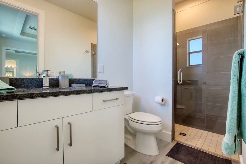 Ein modernes Badezimmer mit stilvoller Einrichtung und eleganten Armaturen.