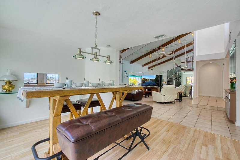 Gemütliches Wohnzimmer mit Holzboden, Couch und Tisch.