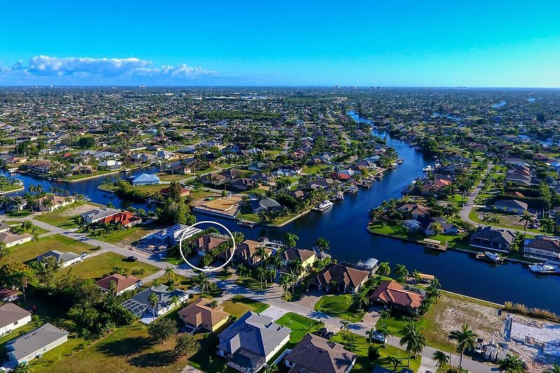 Schöne Aussicht auf Stadt und Wasser mit grüner Landschaft.