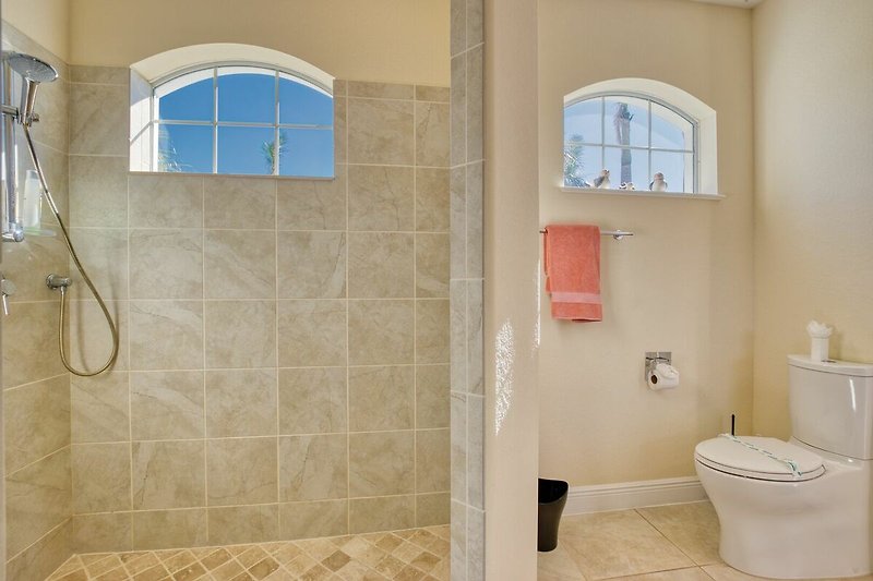 Schönes Badezimmer mit stilvoller Beleuchtung und moderner Dusche.
