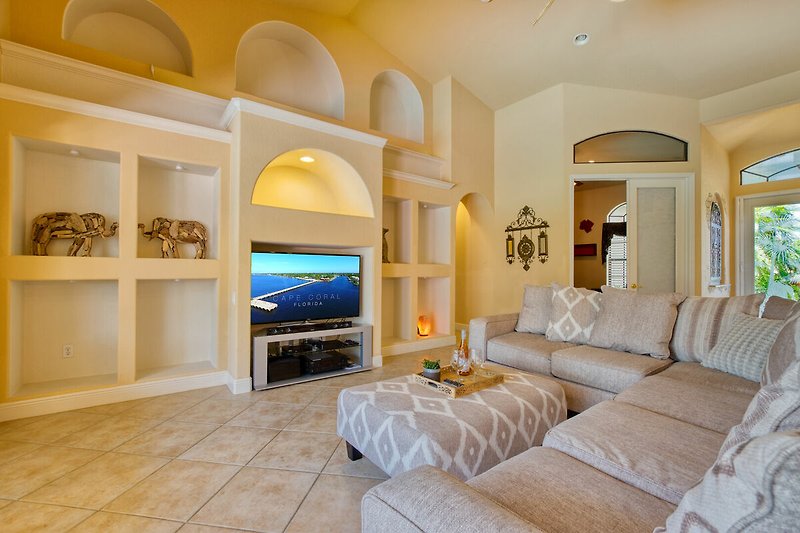 Gemütliches Wohnzimmer mit stilvoller Einrichtung und gemütlicher Couch.