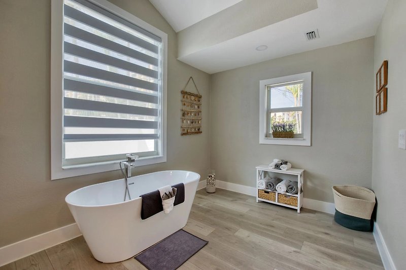 Gemütliches Badezimmer mit stilvoller Inneneinrichtung und Holzboden.