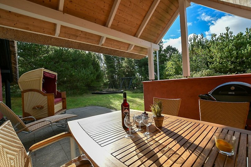 Schöne Terrasse mit Holzmöbeln, Strandkorb  und Blick auf den Garten. (Wein bitte selber mitbringen :))