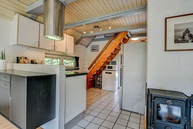 Blick in die Küche und Treppe zum Dachgeschoss mit 2 Schlafzimmern