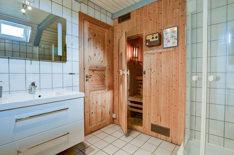 Bad mit Dusche und Zugang zur Sauna
