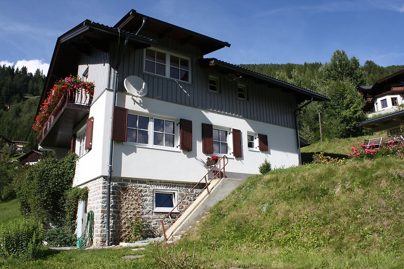 Ferienhaus mit Bergblick, umgeben von Natur und malerischer Landschaft.