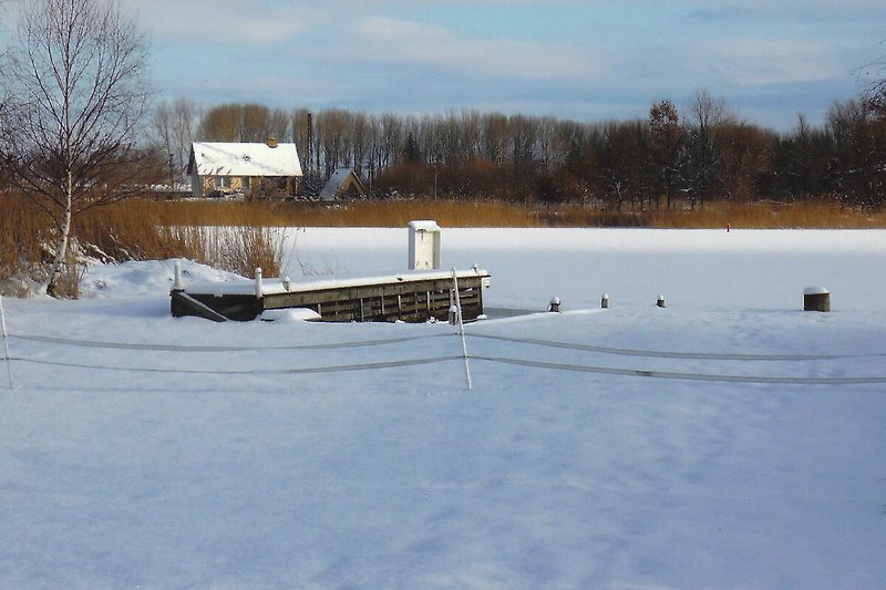Blick vom Haus auf gefrorenen Bodden