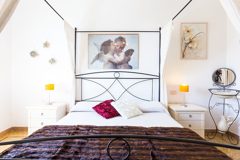 Un'elegante camera da letto con arredamento in legno e illuminazione accogliente.