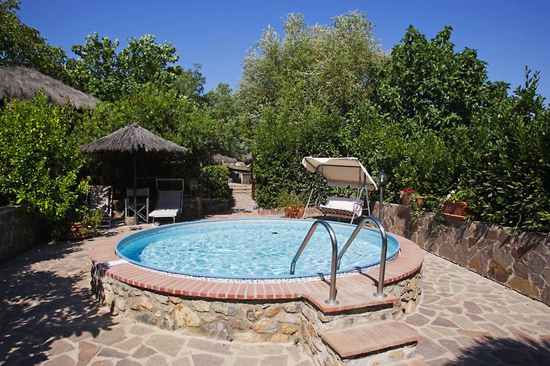 Una villa con piscina, arredamento esterno e un bellissimo paesaggio.