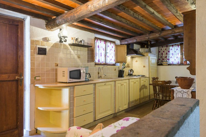 Una cucina in legno con mobili, piano cottura e lavello.