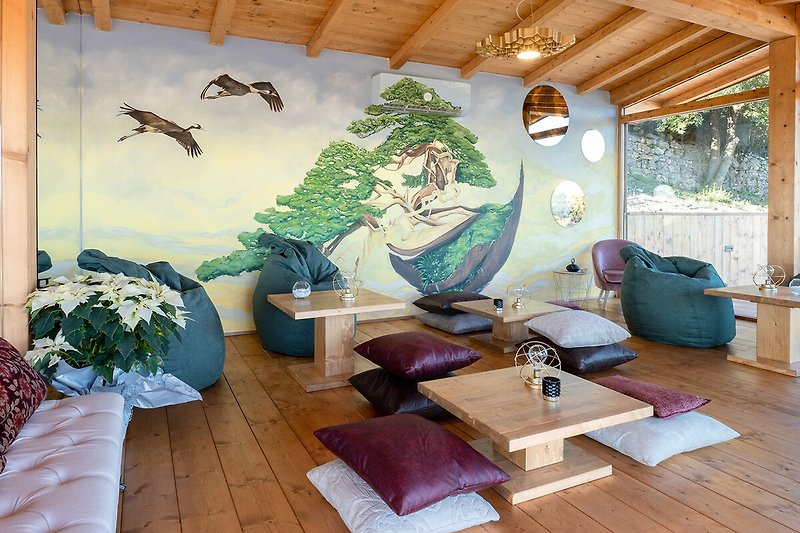 Un soggiorno accogliente con arredamento in legno e piante verdi.