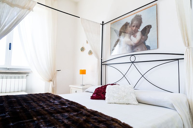Una camera da letto confortevole con un letto in legno e biancheria di alta qualità.