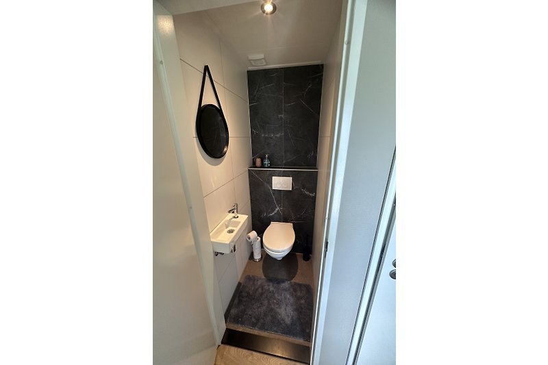 Separate Toilette mit Spiegel ( Toilettenpapier ist immer ausreichend vorhanden )