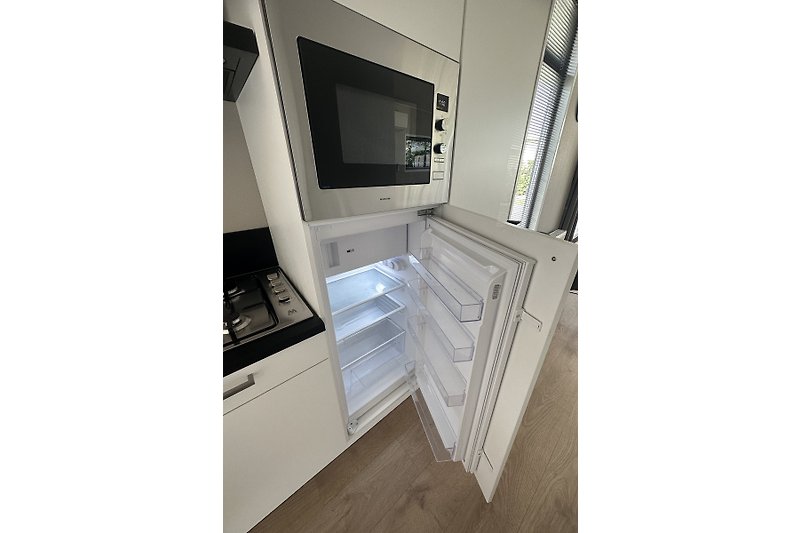 Kühlschrank mit kleinen Gefrierschrank und Mikrowelle