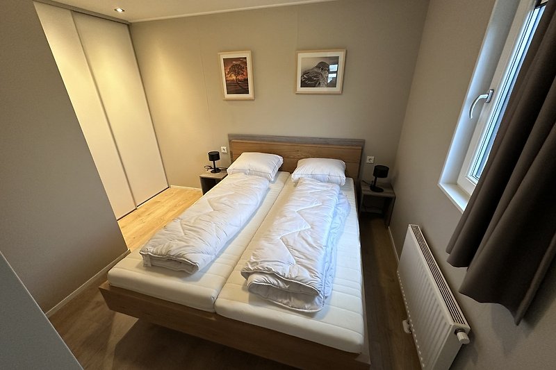 Gemütliches Schlafzimmer mit einem Massivholzbett und großen Einbauwandschrank ( 2 Matratzen 80x200 )