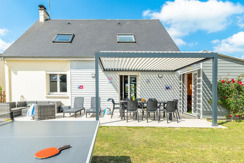 Eigentum mit Garten, Außenmöbel und Blick auf den Himmel.