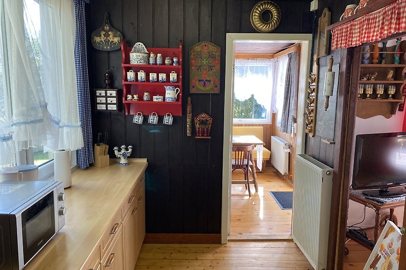 Holzinterieur mit Fenster, Tür und Schrank in gemütlichem Raum.
