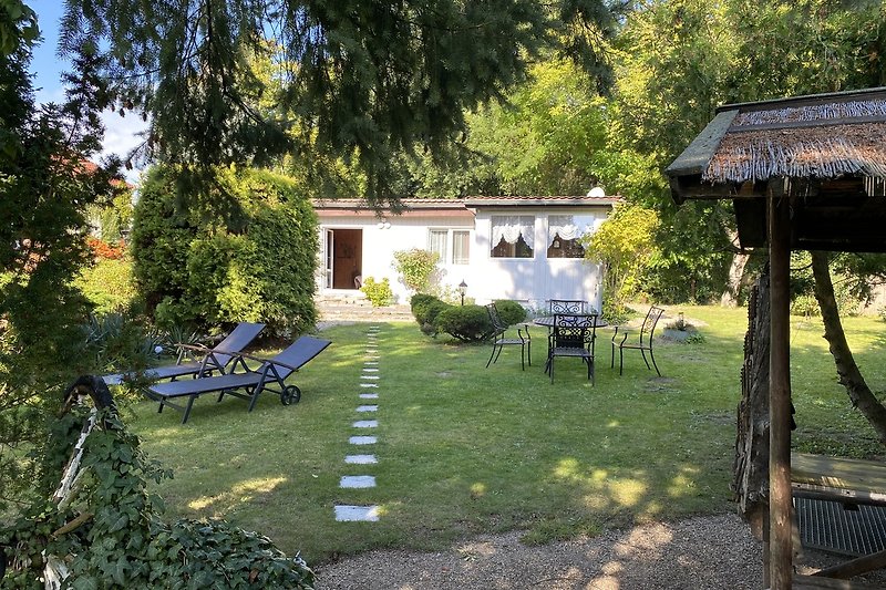 Schönes Ferienhaus mit grünem Garten und gemütlicher Terrasse.