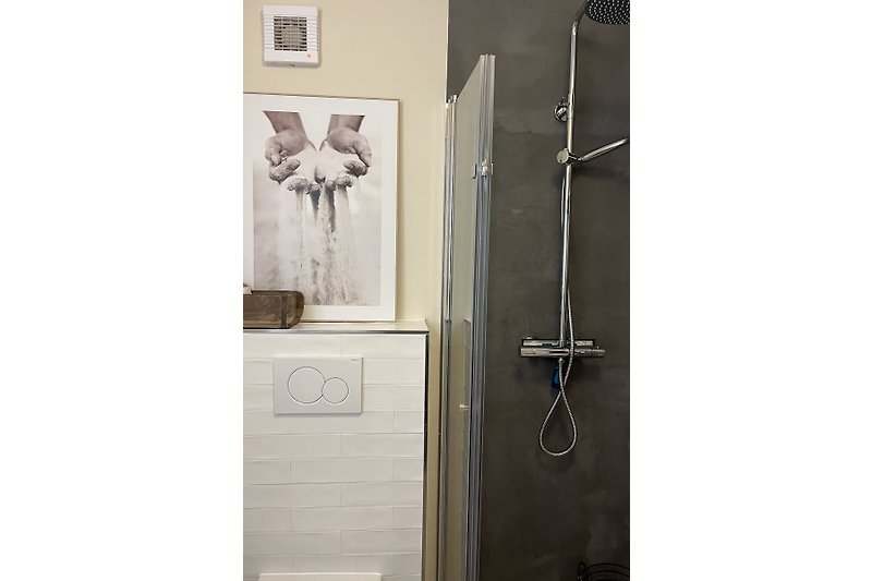 Bad - Duschbereich mit Regenbrause und normalem Duschkopf