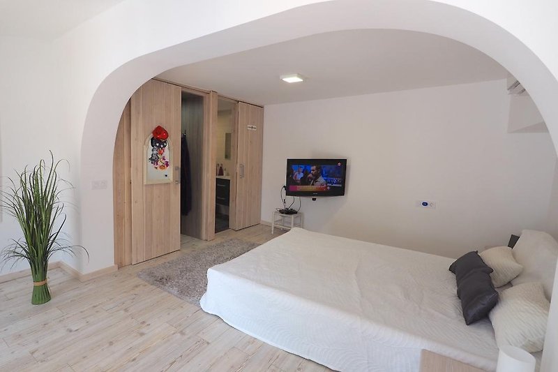 Schlafzimmer 3 mit begehbarem Kleiderschrank, Bad en Suite und Flachbild-TV.