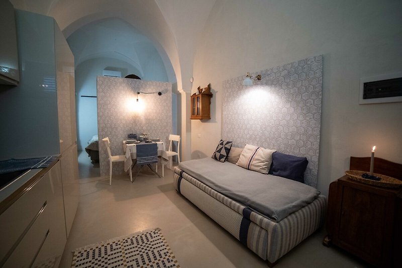 Una camera da letto confortevole con arredi in legno e illuminazione accogliente.