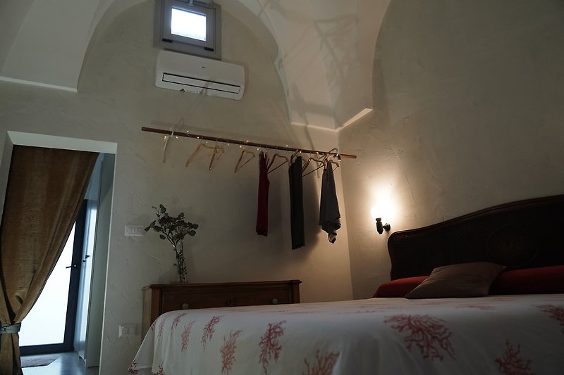 Una camera da letto accogliente con arredi in legno e illuminazione soffusa.