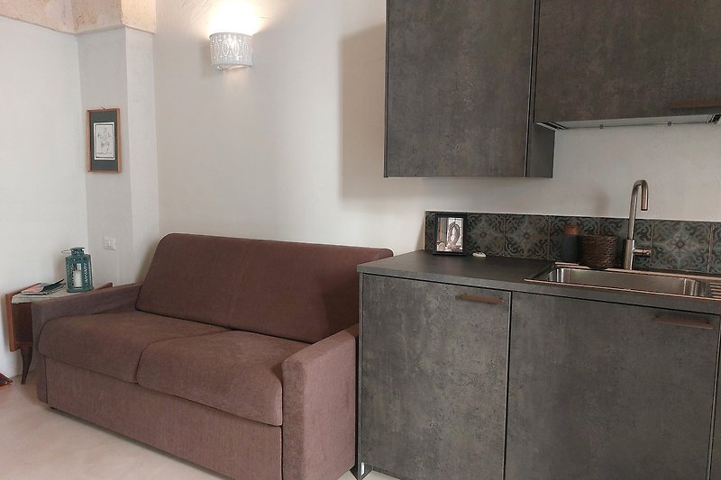 Un appartamento moderno con arredi in legno, illuminazione elegante e dettagli in cemento.
