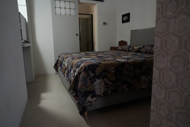 Un appartamento confortevole con arredi in legno e tessuti accoglienti.
