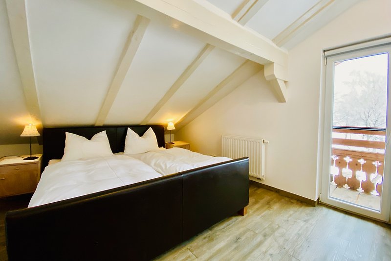 Ein komfortables Schlafzimmer mit Holzbett und Fensterdekoration.