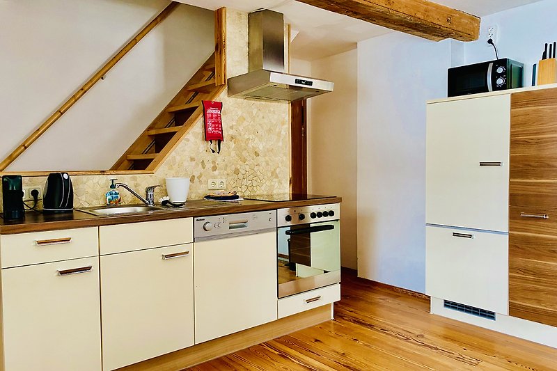 Eine moderne Küche mit Holzschränken, Arbeitsplatte und Spüle.