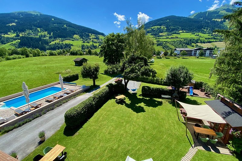 Ein Bergdorf mit einem Schwimmbad und einem Garten.