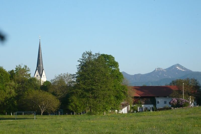 Kirche & Fußballplatz im idyllischen Dorf Greimharting