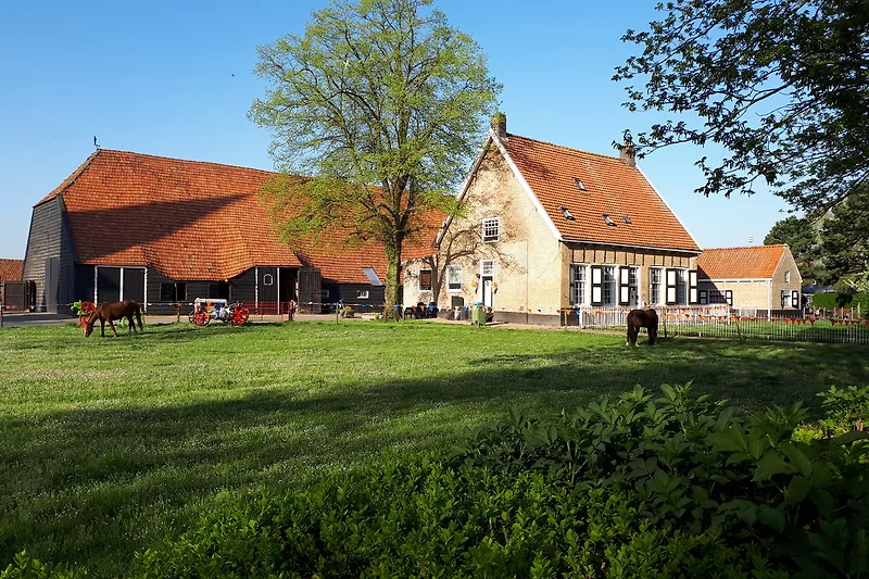 Prachtig landhuis met weelderige tuin en pittoresk uitzicht.