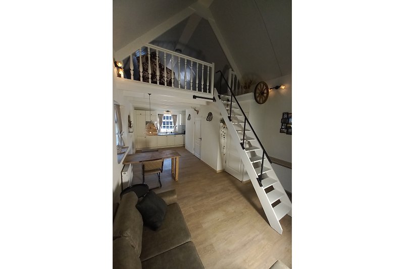 Mooie woonkamer met houten vloer en stijlvolle verlichting.