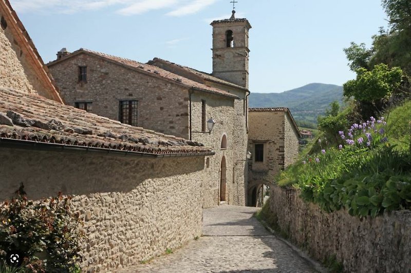 Pennabilli: scorcio del borgo medievale e del bellissimo paesaggio collinare.