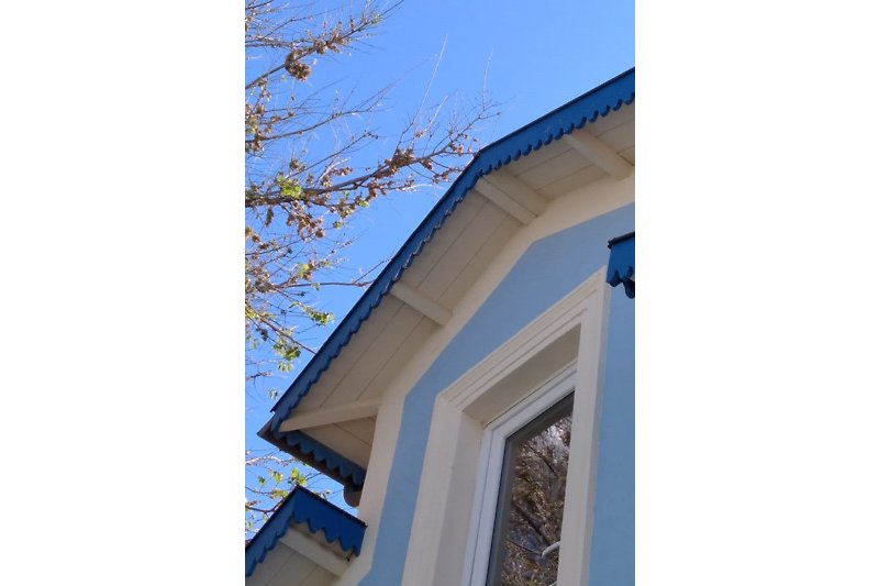 Dettaglio della facciata della villetta liberty: le balze del tetto in legno