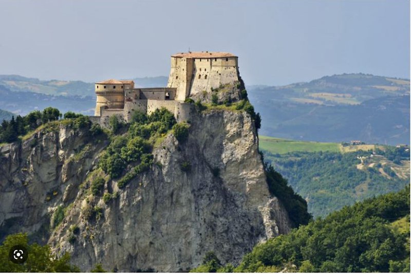 Una vista mozzafiato della Rocca medievale di San Leo.