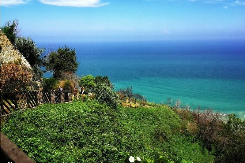 Una vista mozzafiato sulla costa con mare cristallino e paesaggio naturale, Fiorenzuola di Focara, Monte San Bartolo.