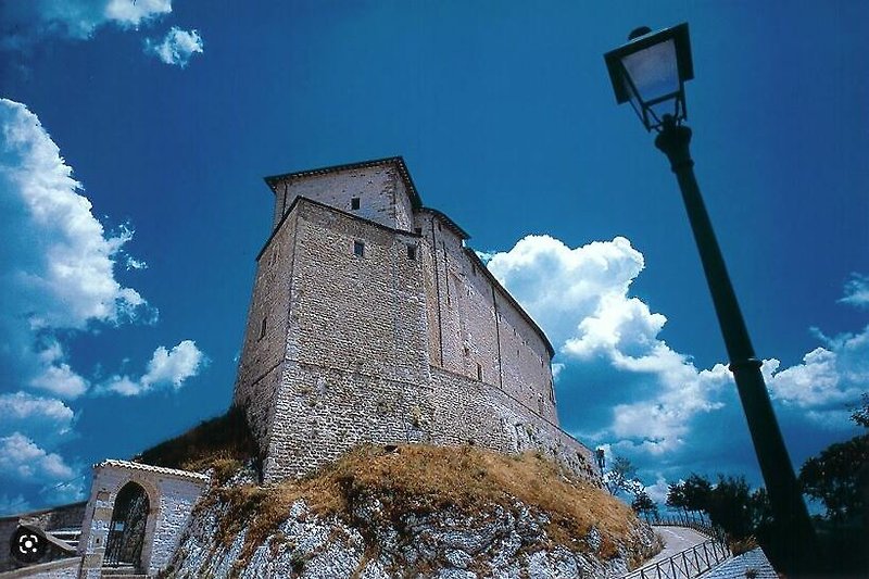 Dintorni da visitare: la Rocca di Frontone, costruita nel medioevo  sulle meravigliose colline del Montefeltro.